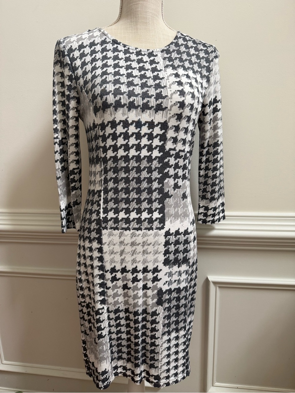 VENUS Black and White Houndstooth Long Sleeve Sheath Dress
